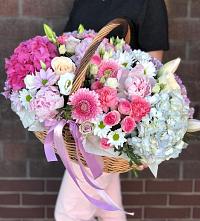 Композиция солнечный день в Пойковском Цветочная композиция из Розы, Хризантемы, Пионы и Лизиантусы в корзине в Пойковском