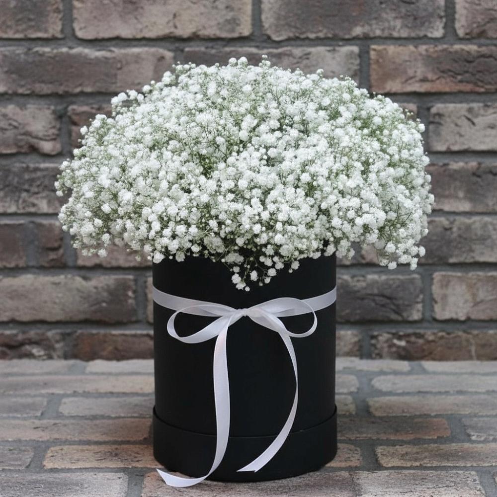 Цветочная композиция из Гипсофила в шляпной коробке в Пойковском