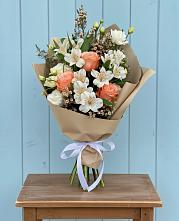 Букет цветов из:  Альстромерии, Лизиантусы, Розы и Хризантемы в Пойковском