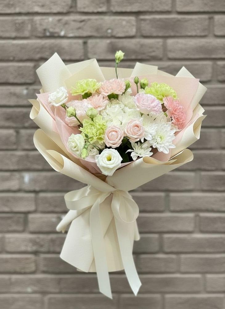 Букет цветов из: Гвоздики, Розы, Лизиантусы и Хризантемы в Пойковском