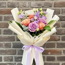 Букет цветов из:  Лизиантусы и Розы в Пойковском