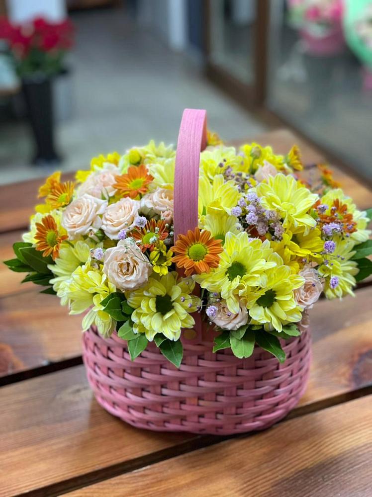 Цветочная композиция из Хризантемы и Розы в корзине в Пойковском